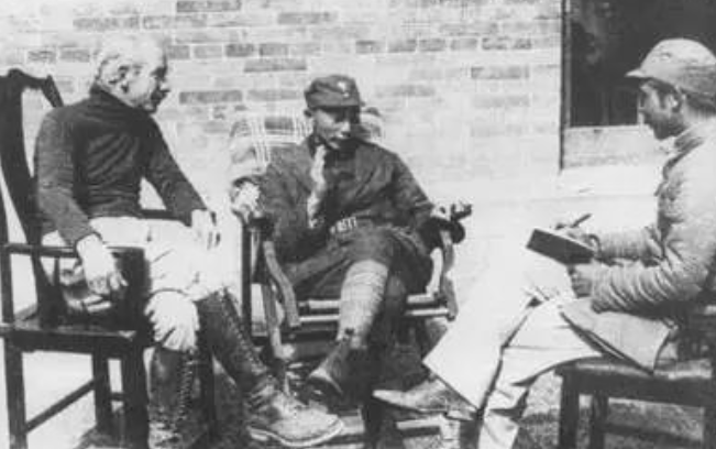 1938年9月25日，聶榮臻同白求恩一起接受廣州《救亡日報》記者葉文津的采訪